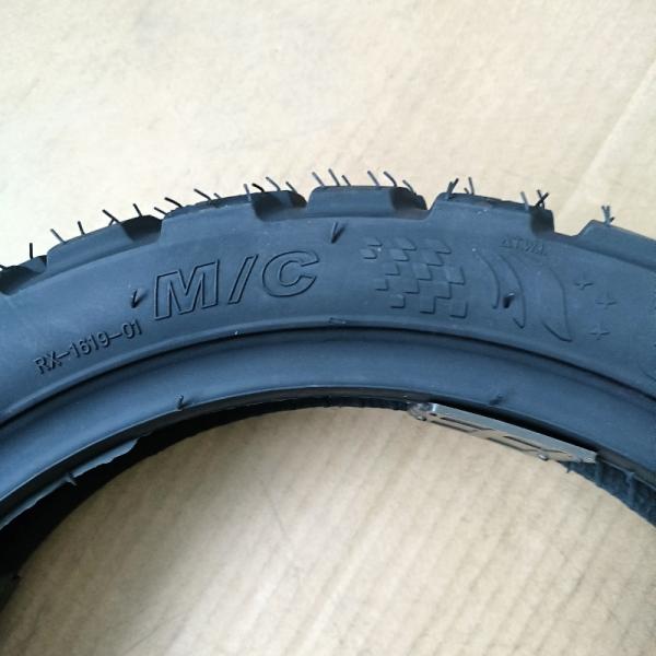 Pneus de moto de haute qualité en provenance de Chine - Caoutchouc naturel, accessoires de moto sans chambre à air 100/70-12