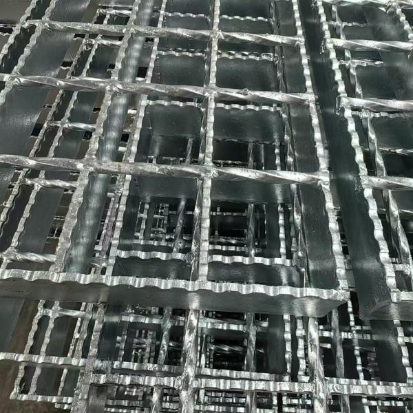 Welded Steel Grating 30mm Pitch Bearing Bars For Welding Process Bright Surface YB/T4001.1-2007