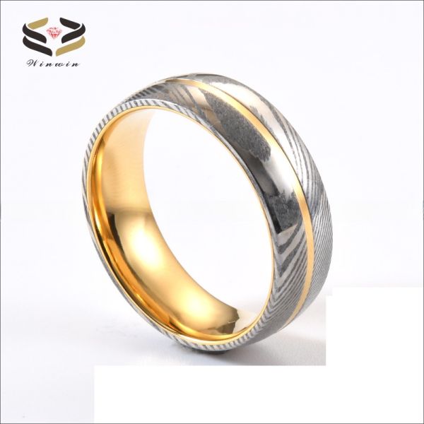 Anillos de acero Damasco polaco con núcleo de tungsteno dorado con ranuras.