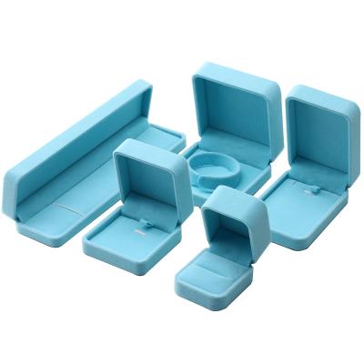 Chine Fabrication en gros haut de gamme boîte à anneau de collier artisanale bijoux Emballage Logo personnalisé Luxe Carré Suède velours ciel bleu Boîte à bijoux