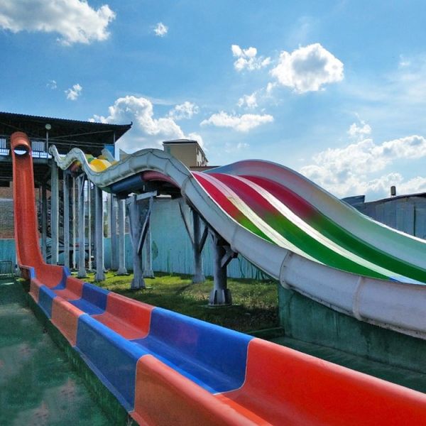 Многоцветные скоростные водные горки для взрослых