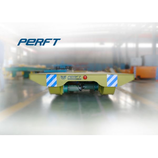 Экипаж переноса трейлера завода автомобиля 5 тонн на рельсах в мастерской фабрики