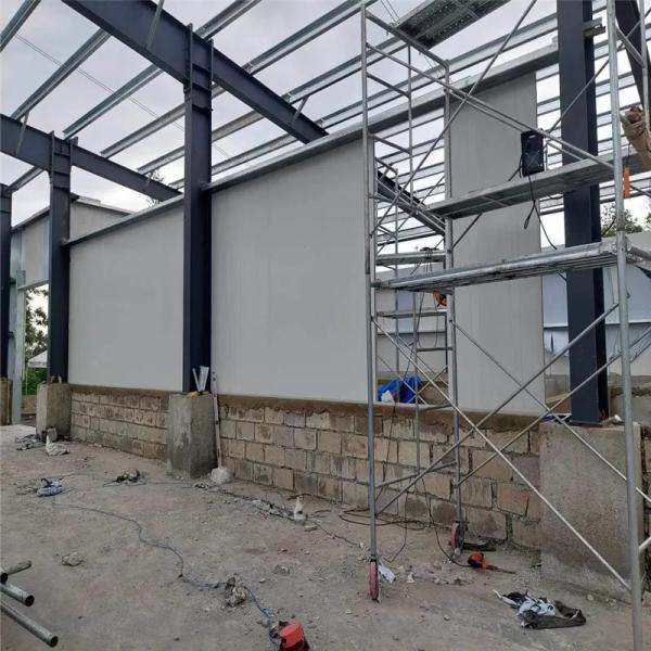 Grand entrepôt à structure métallique en acier avec fenêtres en alliage d'aluminium