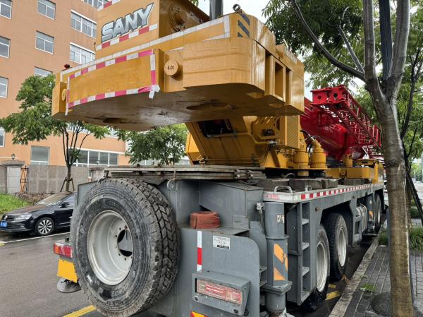 2024 Sany Grue utilisée STC800C5-8 Main Boom 50,5 mètres Jib 17,5 mètres contrepoids 20,5 tonnes Excellentes conditions de travail.