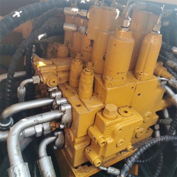 Coût moins cher VALVE hydraulique ORIGINAL SANY215C Excavateur avec pièces fabriquées en 2021 modèle