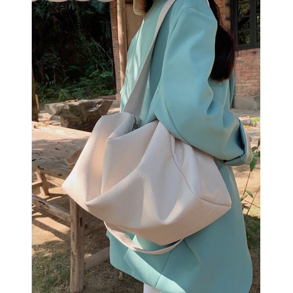 2024 Women's Versatile Tote Bag with Skew Straddle Instagram Design and Large Capacity