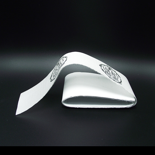 Водоустойчивые белые ремни крюка и лыжи петли держат лыжи запертый совместно