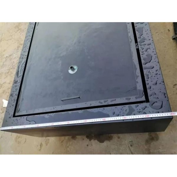 Порошок покрыл фонтан прямоугольника черной поверхности грунтовых вод металла сада слабый стальной