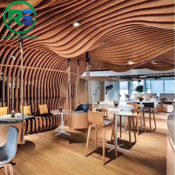 Couche de plafond métallique suspendu linéaire en couleur bois plafond de baffle en aluminium