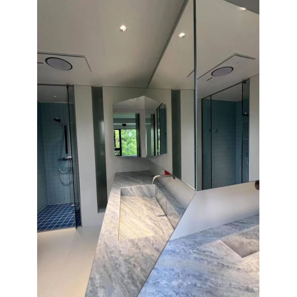 Lavadero de mármol azul brasileño de lujo. Venas de cristal para baños premium.