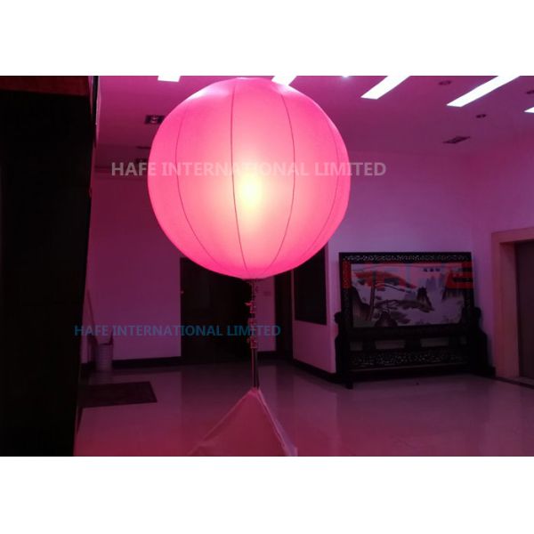 Розовый оранжевый свет вверх по воздушным шарам, зарево голубого зеленого цвета пурпурный желтый в темных воздушных шарах