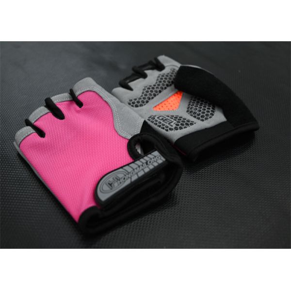 Розовые легкие перчатки для тренировок с половинкой пальца обеспечивают комфорт и сцепление во время занятий тяжелой атлетикой.