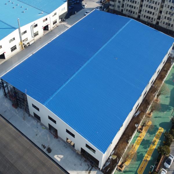 絶縁材のパネルが付いている前に設計された鉄骨構造の建築構造