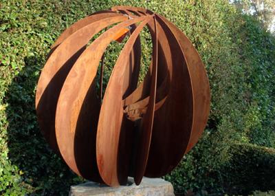 Taille en métal de Corten diverse de sculpture extérieure creuse en acier en sphère disponible