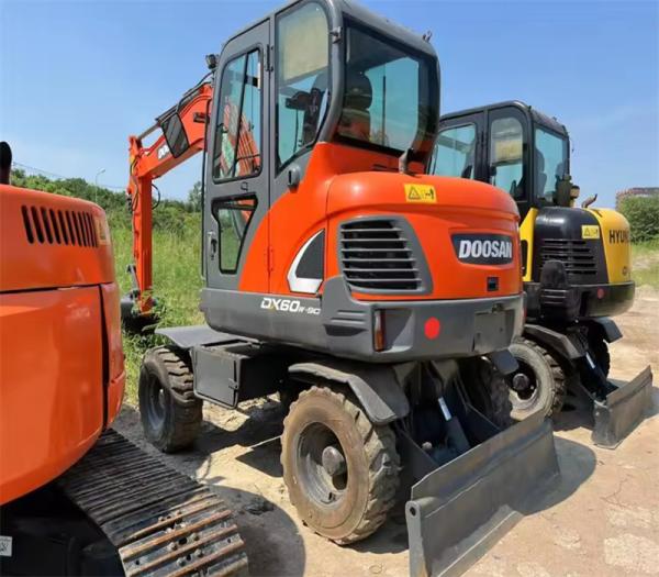 Baixo Preço 4265mm Dumping Height Usado Orange Doosan DX60W Excavadora de Roda
