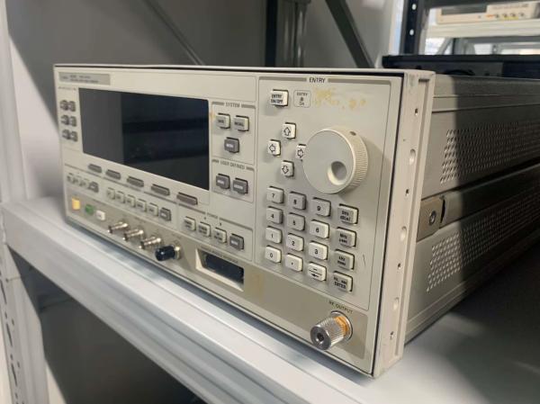 10 MHz – 26.5 GHz  RF Signal Generator High Purity Synthesized Swept-CW Generator Agilent 83630B