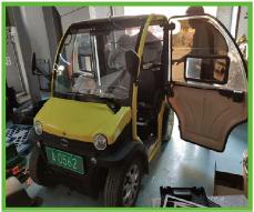 Carro livre da manutenção da bateria de carro que liga baterias