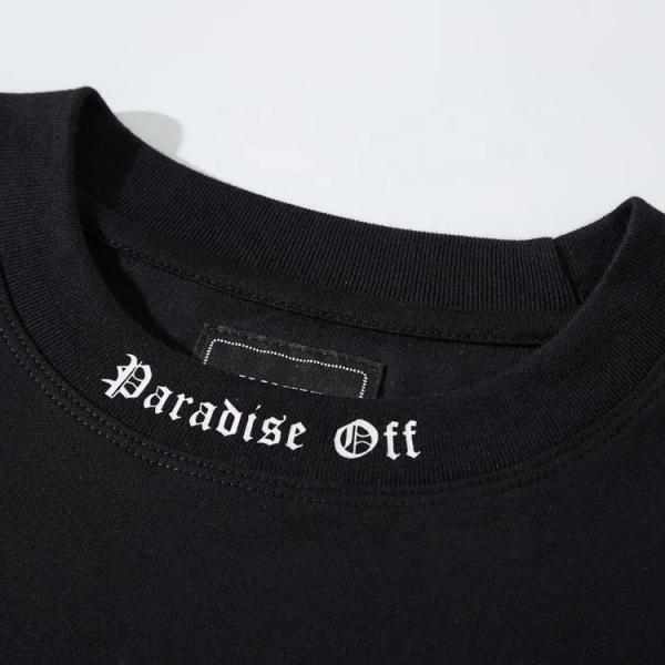 T-Shirt personalizado de tamanho grande, de 3⁄4 de tamanho, com o ombro com letra gótica.