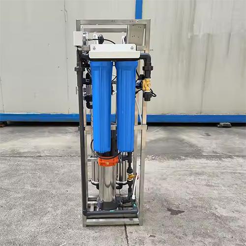 Sistema de purificación de agua por ósmosis inversa alimentado por energía solar fuera de la red | 500 GPD