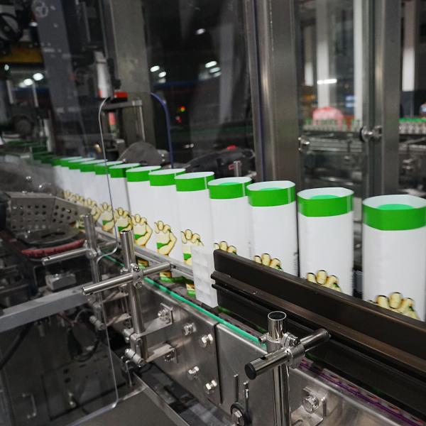 La cinquième génération d'applicateurs à manches rétrécissantes entièrement automatiques personnalisés pour 30000 BPH La ligne de production de boissons est testée en atelier