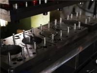 Long matriçage progressif pour les pièces de dessin en aluminium de support de lumière de LED