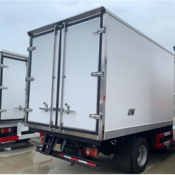 light duty reliable HOWO 4x2 85 hp 3 ton meat reefer truck