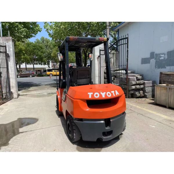 3000kg Toyota Diesel Forklift 4.5 Lifting High Sturdy Construction High Safety Standards