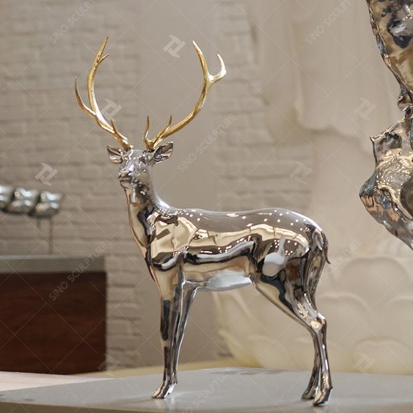 Sculpture animale en acier inoxydable 316L, statue de cerf en métal moderne.