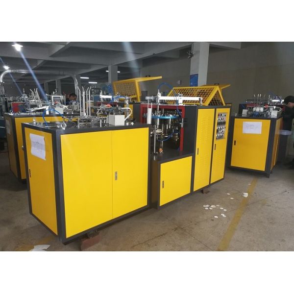 50 - 60 чашек в минимальный бумажный стаканчик чая делая машину с маслом добавля