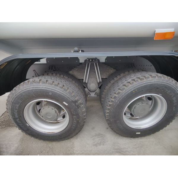 HOWO 6*4 340HP Weichai engine, 25CBM oil tank truck