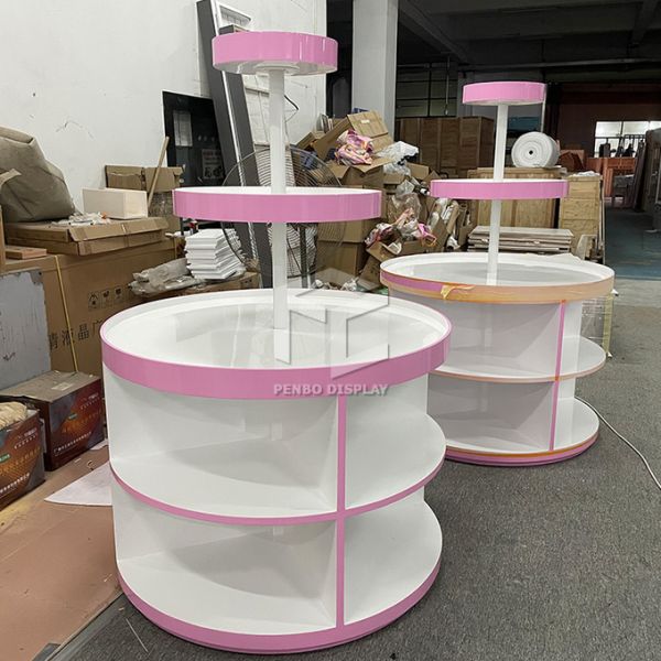 Почищенные щеткой косметики магазина MDF Skincare показывают Showcaes Spay покрашенный