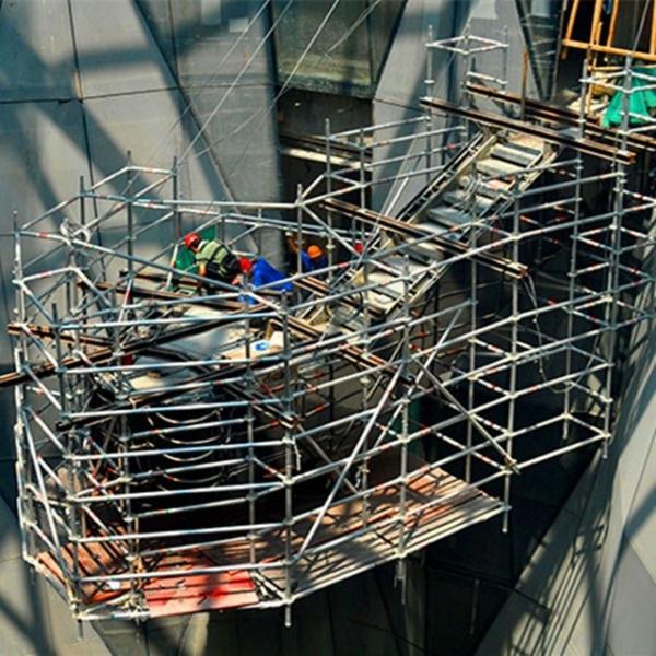 Système d'échafaudage en aluminium suspendu à cloisonnage pour l'entretien des bâtiments