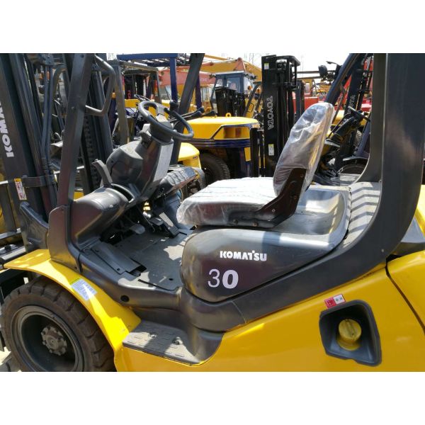 Secondhand Komatsu Original Japan Forklift Truck 3 Ton Used Diesel FD30 FD80 FD50 Forklift