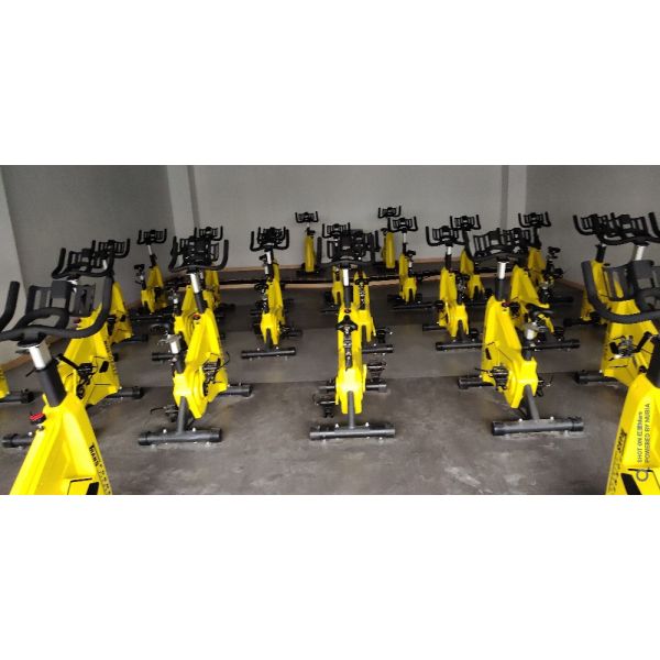 Machine d'entraînement cardio commerciale 13 kg Volant à vélo en salle