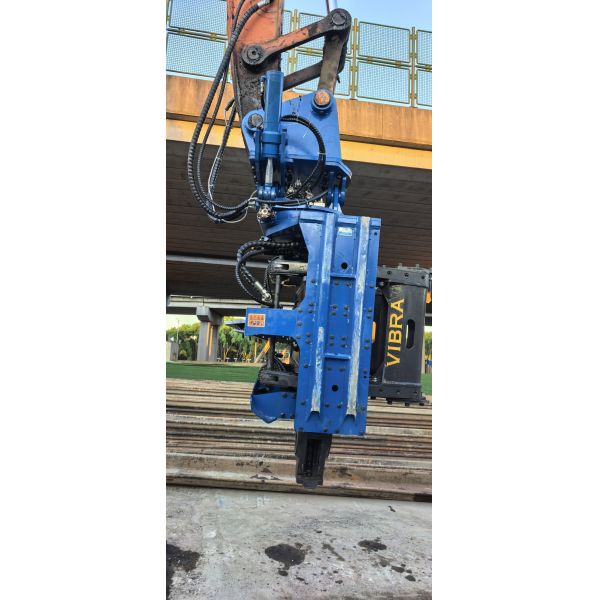 Side Grip Pile Driver with 360 Degree Rotation & Low Headroom Operation Capability