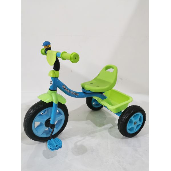 Ребенок настраивает трехколесный велосипед с стальной рамой и треугольным тормозом