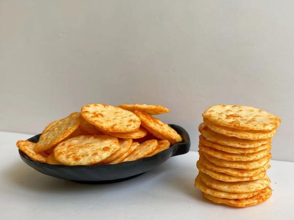 Os biscoitos do arroz de Senbei dos sabores do tomate salgam cookies cozidas macias do vinagre