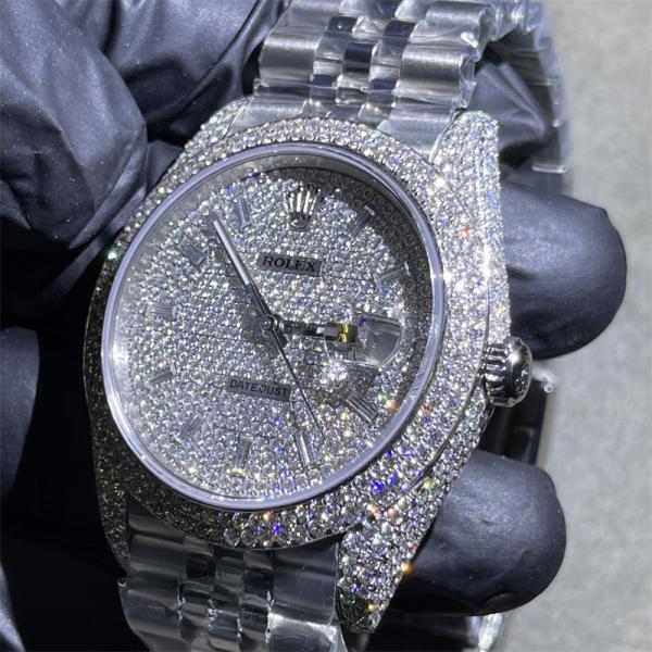Mão que ajusta os relógios 2824 de Rolex Rolex Datejust do relógio de Moissanite