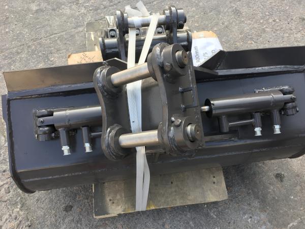 HYDRAULIC TILT BUCKET BLACK COLOR  HYDRAULIC TITLING BATTER BUCKET FOR EXCAVATOR