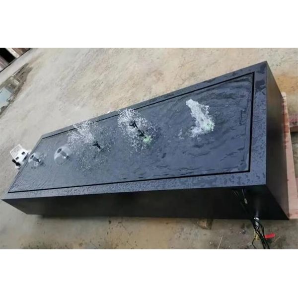 Порошок покрыл фонтан прямоугольника черной поверхности грунтовых вод металла сада слабый стальной