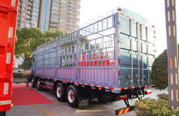 Camion de marchandises utilisé 8*4 JAC boîte de clôture 560hp moteur Cummins ZF boîte de vitesses cabine haut toit