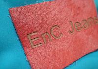 Etiquetas genuínas personalizadas e etiquetas do couro gravado do logotipo do metal para a roupa