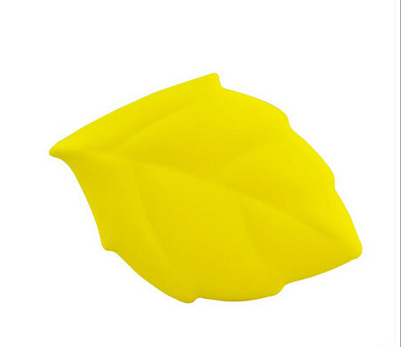 Colored Mini Silicone Water Bottle / Leaf Shaped Silicone Pocket Cup For Promotion Gifts