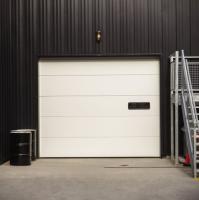 Portas de garagem seccionais isoladas com espuma de poliuretano e ventilação com controle remoto vertical
