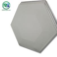Configuration multiple perforée insonorisée de forme dans des tuiles de plafond en métal flottant des panneaux de plafond