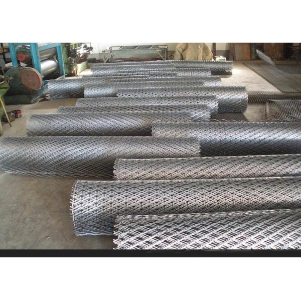 Folha expandida meio da malha do metal de EMW para a estrada que cerca o furo do rombo