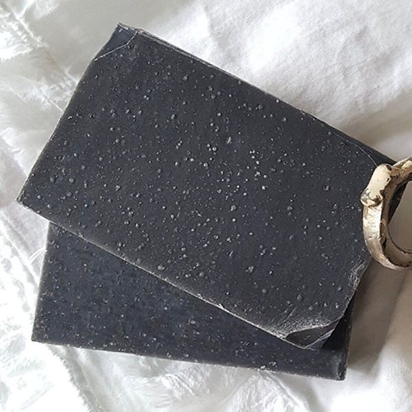 Le charbon de bois fait main organique doux de bambou noir de barre de savon nettoie sans séchage