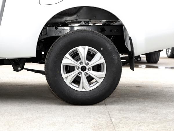 Pickup de cabina dupla de 163 cv 4x2 rodas motrizes com dimensões 5310x1850x1910 mm