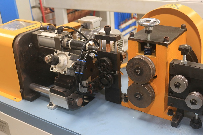 Автоматический выправлять и автомат для резки трубы для медистой стали