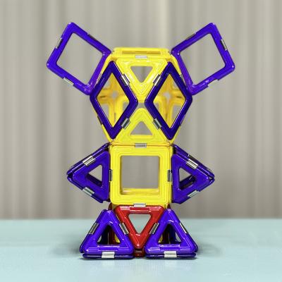 Assemblage de tuiles magnétiques aux formes polyvalentes pour les animaux et les plantes